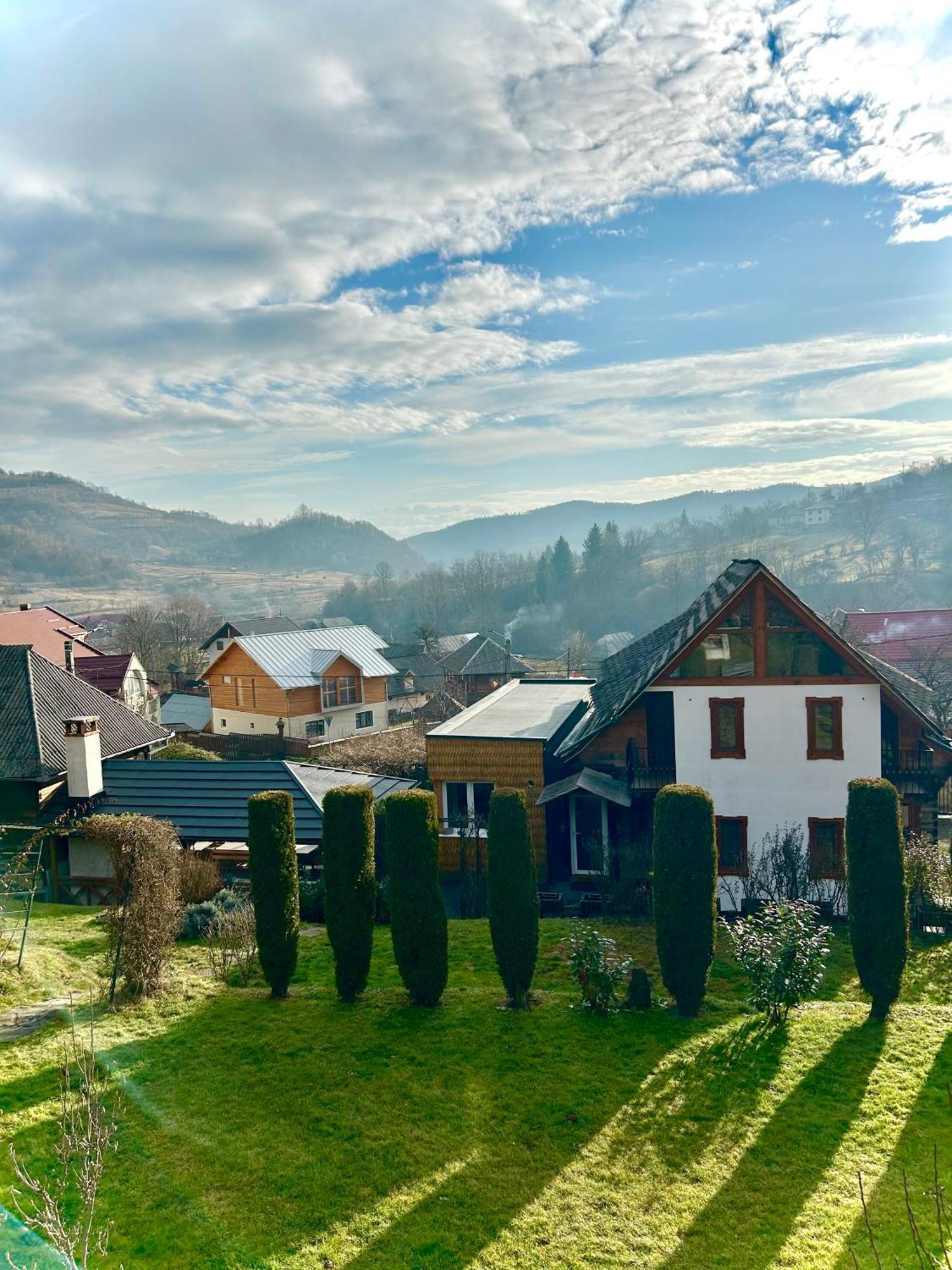 Casa Cu Magnolii Hotel Poienile Izei Eksteriør billede